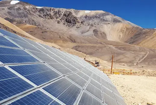 Instalación de paneles solares fotovoltaicos para sistemas híbridos industriales